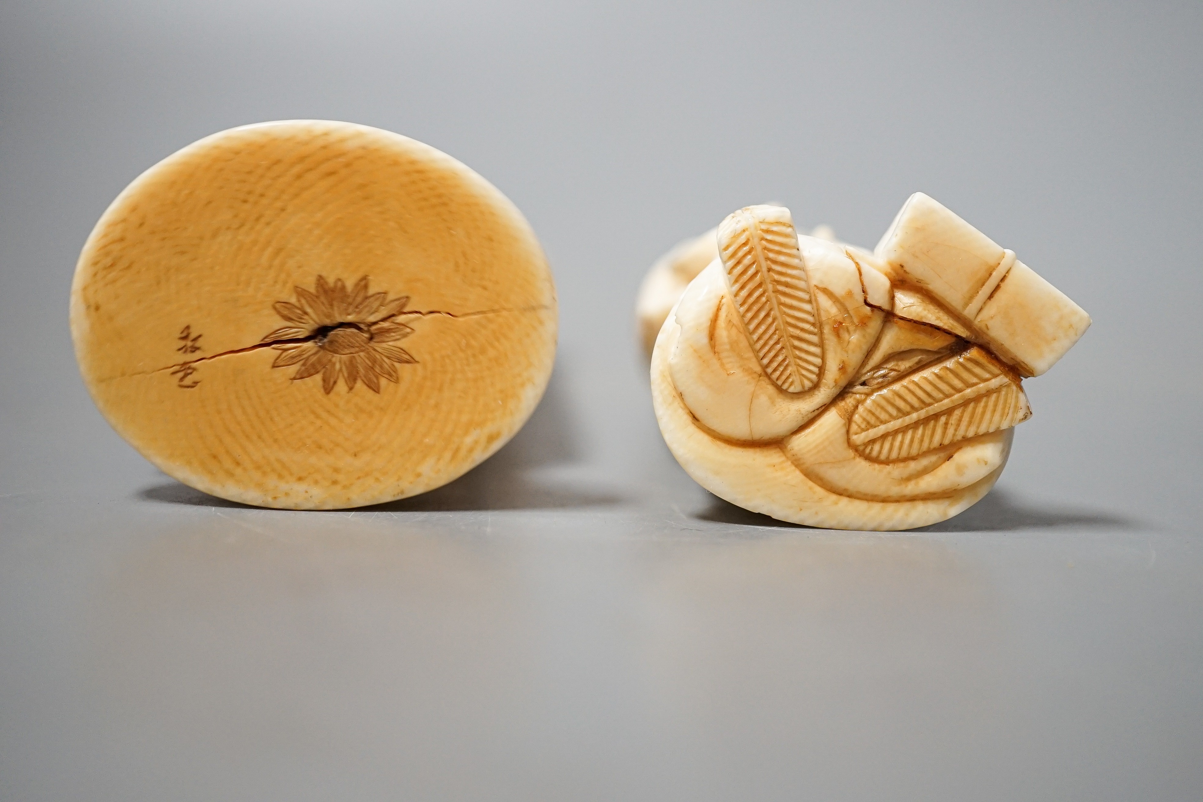 Two Japanese ivory figures of a bijin and a sage, early 20th century 12cm